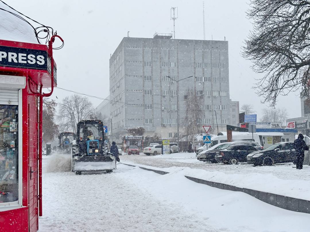 Снігопад у Чернігові: триває прибирання міста