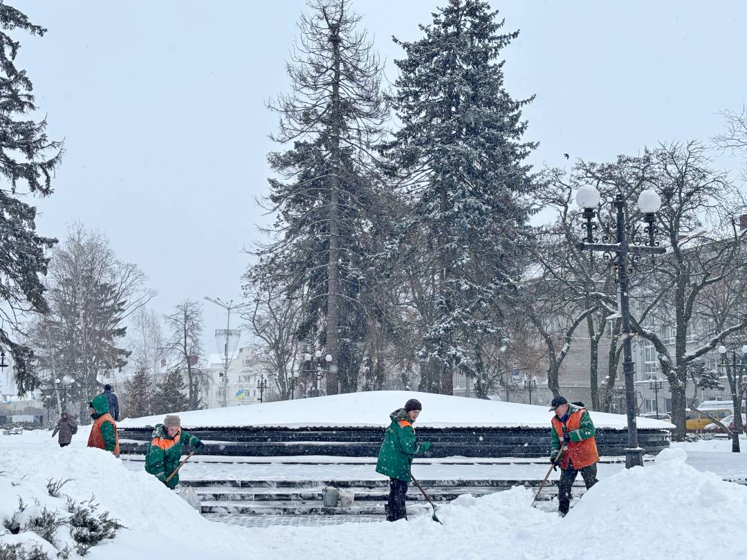 Снігопад у Чернігові: триває прибирання міста
