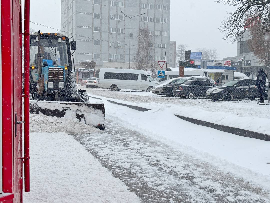 Снігопад у Чернігові: триває прибирання міста