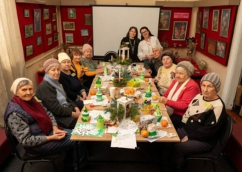 Сніжинки, ялинка та зірка: у Сновську відбулося святкове заняття із арттепапії