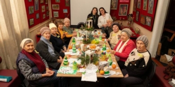 Сніжинки, ялинка та зірка: у Сновську відбулося святкове заняття із арттепапії