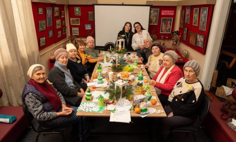 Сніжинки, ялинка та зірка: у Сновську відбулося святкове заняття із арттепапії