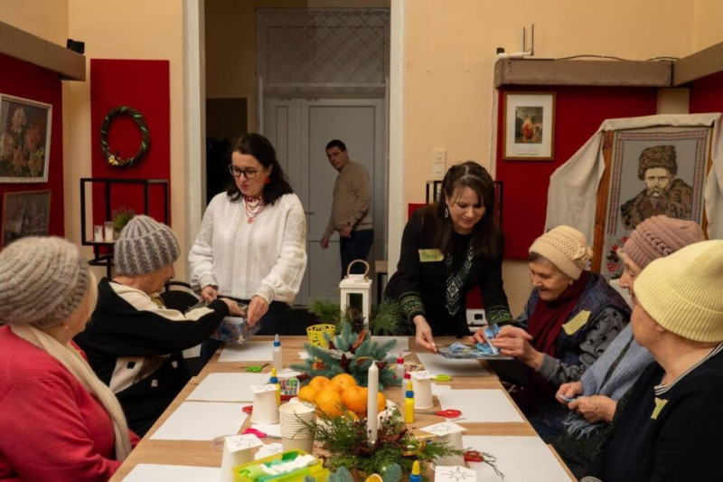 Сніжинки, ялинка та зірка: у Сновську відбулося святкове заняття із арттепапії