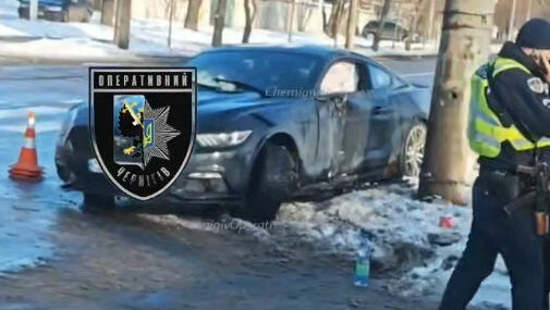У Чернігові ДТП з постраждалою водійкою: зіткнулися Mazda 6 та Mustang