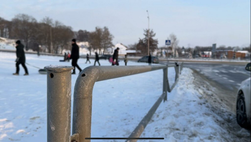 У Чернігові двоє підлітків отримали травми під час катання з гірки (Фото, Відео)