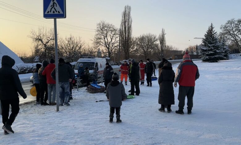 У Чернігові двоє підлітків отримали травми під час катання з гірки (Фото, Відео)