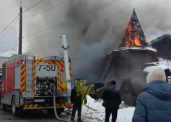 У Чернігові горить двоповерховий будинок