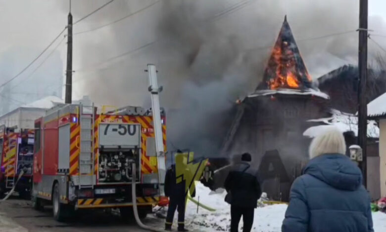 У Чернігові горить двоповерховий будинок