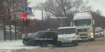 У Чернігові мікроавтобус зіштовхнувся з автівкою