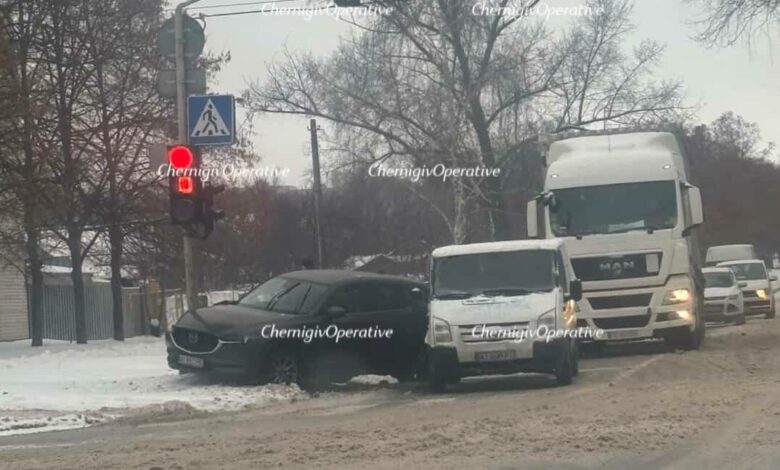 У Чернігові мікроавтобус зіштовхнувся з автівкою