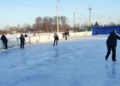У Городні дорослі та діти стають на ковзани: на місцевому стадіоні запрацювала ковзанка