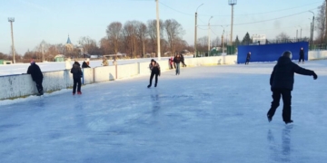 У Городні дорослі та діти стають на ковзани: на місцевому стадіоні запрацювала ковзанка