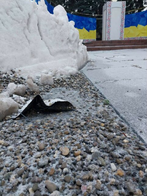 У громаді на Чернігівщині під час прибирання снігу трактором пошкодили Алею Пам’яті (Фото)