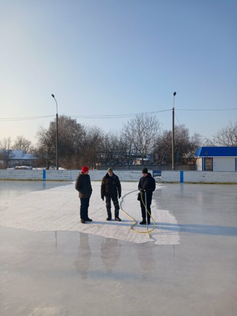 У громаді на Чернігівщині від сьогодні почала працювати безкоштовна ковзанка (Фото)