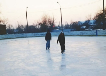 У громаді на Чернігівщині від сьогодні почала працювати безкоштовна ковзанка (Фото)