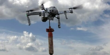 У прикордонні Чернігівщини росіяни з FPV-дронів скидають пакети з вибухівкою