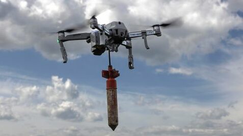 У прикордонні Чернігівщини росіяни з FPV-дронів скидають пакети з вибухівкою