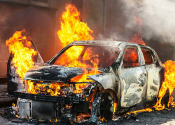 В селищі на Чернігівщині біля будинку згоріла припаркована автівка