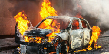 В селищі на Чернігівщині біля будинку згоріла припаркована автівка