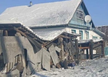Ворог здійснив серію ударів по місту на Чернігівщині: уражено будинки та авто (Фото)