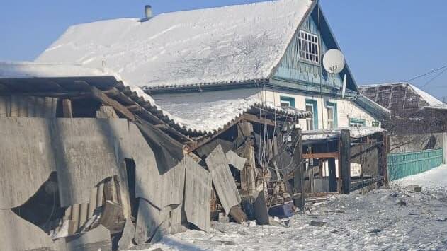 Ворог здійснив серію ударів по місту на Чернігівщині: уражено будинки та авто (Фото)