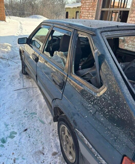 Ворог здійснив серію ударів по місту на Чернігівщині: уражено будинки та авто (Фото)