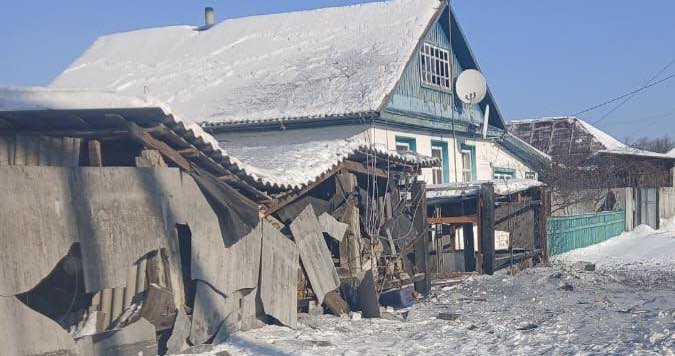 Ворог здійснив серію ударів по місту на Чернігівщині: уражено будинки та авто (Фото)