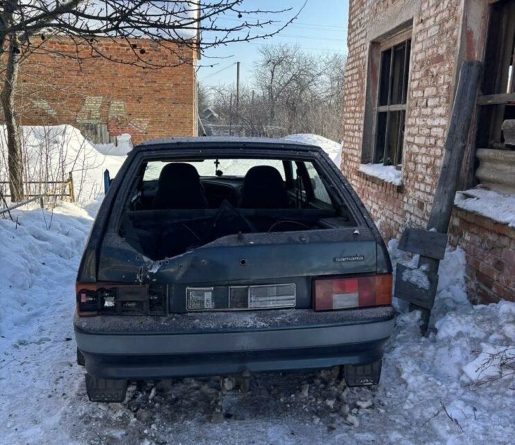 Ворог здійснив серію ударів по місту на Чернігівщині: уражено будинки та авто (Фото)