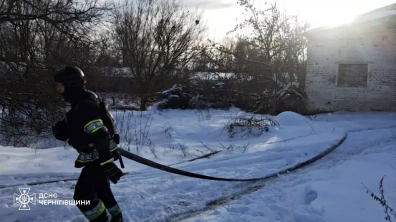 Ворожий удар по фермі на Чернігівщині: вогонь охопив 80 квадратних метрів (Фото)
