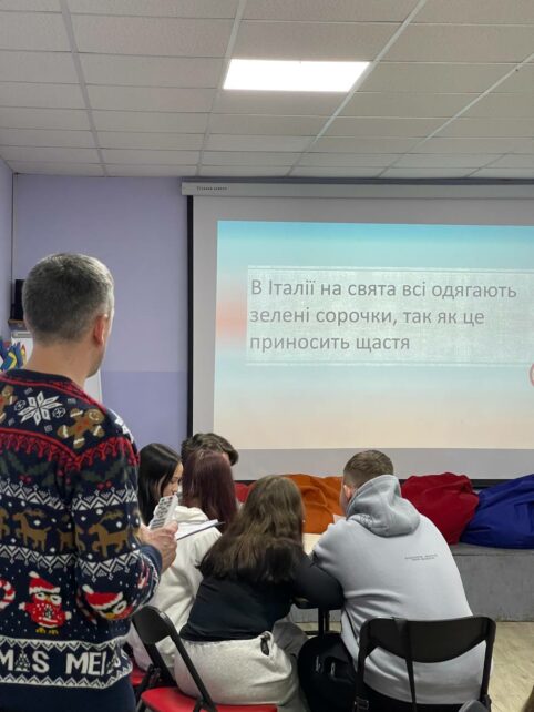 Їли торт у формі кубу: популярному молодіжному центру з Чернігівщини – 6 років