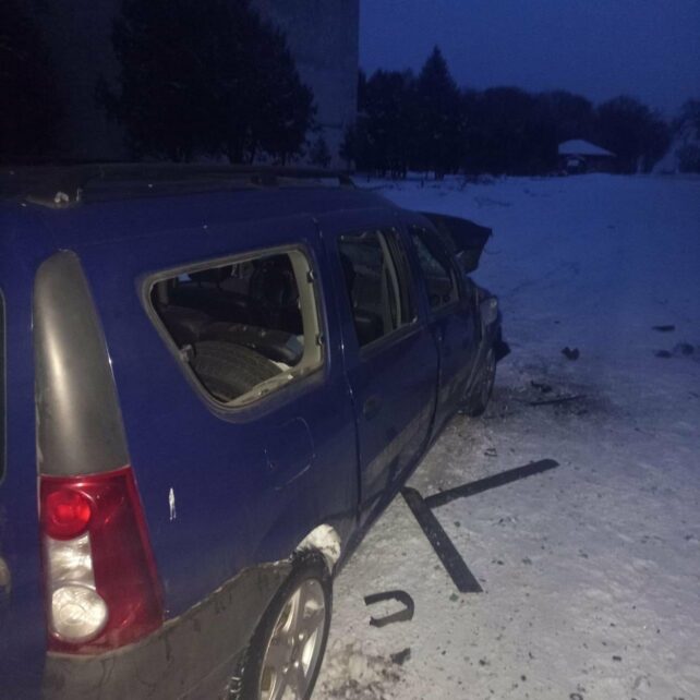 Зайнялася пожежа: на Чернігівщині ворог посеред вулиці атакував автівку (Фото)