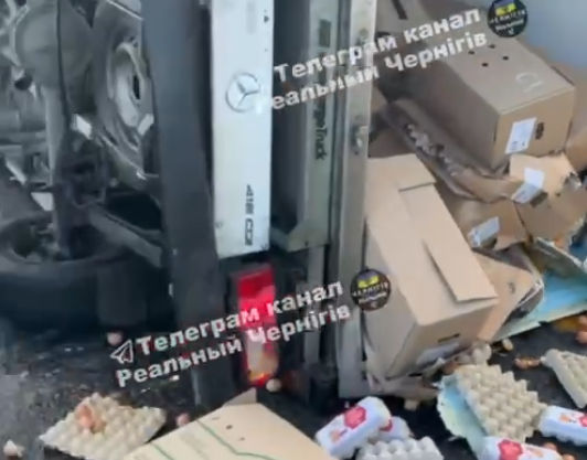 Заснув за кермом: на трасі Київ-Чернігів внаслідок зіткнення перекинулася вантажівка з яйцями