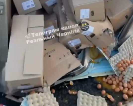 Заснув за кермом: на трасі Київ-Чернігів внаслідок зіткнення перекинулася вантажівка з яйцями