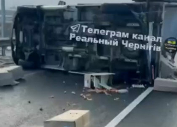 Заснув за кермом: на трасі Київ-Чернігів внаслідок зіткнення перекинулася вантажівка з яйцями Заснув за кермом: на трасі Київ-Чернігів внаслідок зіткнення перекинулася вантажівка з яйцями