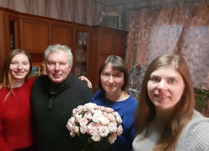 Зимові курчата, боротьба зі снігом і неймовірний оптимізм: життя родини блогерів із Чернігівщини (Фото, відео)