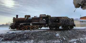 Росіяни ударним дроном знищили історичний паровоз та старовинний вагон на Сновщині