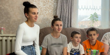 Мають трьох корів, обробляють 4 га землі та готують по 20 літрів борщу: як живе багатодітна родина Лень на Чернігівщині Мають трьох корів, обробляють 4 га землі та готують по 20 літрів борщу: як живе багатодітна родина Лень на Чернігівщині