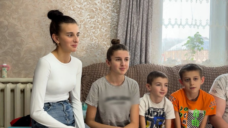 Мають трьох корів, обробляють 4 га землі та готують по 20 літрів борщу: як живе багатодітна родина Лень на Чернігівщині