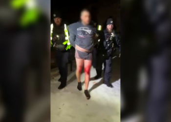 Вибивав вікна, бив автівки, поводився агресивно: патрульні у Чернігові затримали 33-річного чоловіка