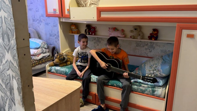 Мають трьох корів, обробляють 4 га землі та готують по 20 літрів борщу: як живе багатодітна родина Лень на Чернігівщині