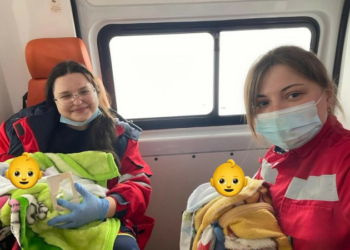 Родичі породіллі та медики «швидкої» допомогли з пологами двійнят у Чернігові