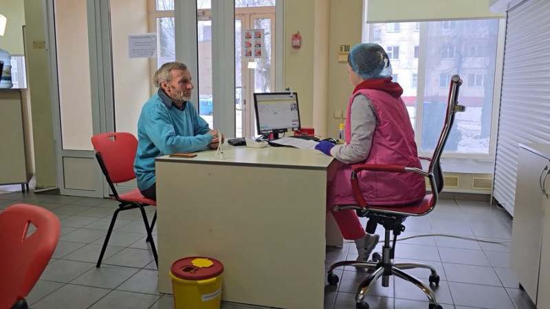 "Поки війна не закінчиться — буду здавати": пенсіонер та донор з Новгород-Сіверщини здає плазму крові вже сім років