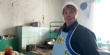 «У нас немає рецепта, це все треба робити від душі»: у селі на Чернігівщині жінки продають пончики та донатять на ЗСУ