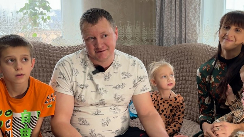 Мають трьох корів, обробляють 4 га землі та готують по 20 літрів борщу: як живе багатодітна родина Лень на Чернігівщині