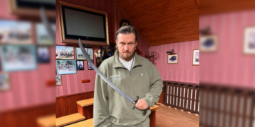 Коваль з Чернігівщини виготовив для боксера Олександра Усика клинок з металом російської ракети та руків’ям з FPV-дрона