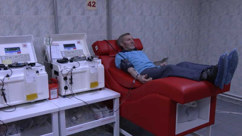 "Поки війна не закінчиться — буду здавати": пенсіонер та донор з Новгород-Сіверщини здає плазму крові вже сім років