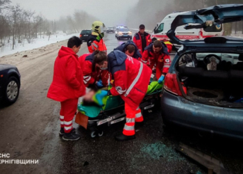 Водія рятувальники деблокували із затиснутого авто, загалом троє травмованих: на трасі Чернігів – Грем’яч сталася ДТП