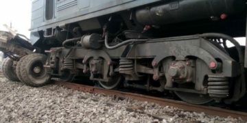 На Чернігівщині на залізничному переїзді потяг зіткнувся з фурою