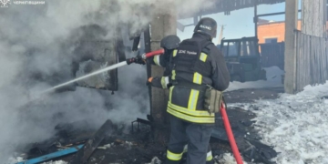 На Чернігівщині ворожий БпЛА впав на підприємство: сталася пожежа ангару (Фото)