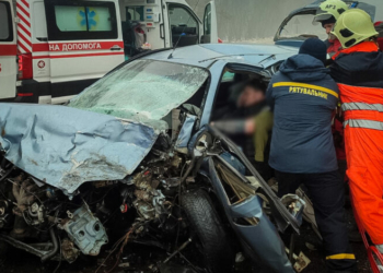 Одного з пасажирів затисло в автівці: на трасі між селами на Чернігівщині сталася ДТП (Фото)